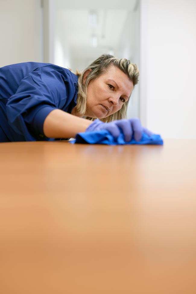 Aprenda a remover e limpar manchas na madeira Remova manchas na madeira com o nosso guia completo para móveis e pavimentos.