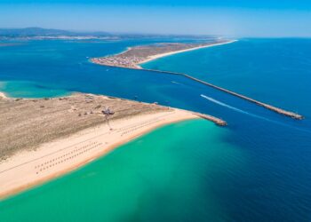 Praias com espaço, beleza e água com uma temperatura muito convidativa.