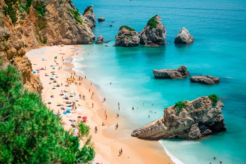 as-10-melhores-praias-de-sintra-esperam-por-si