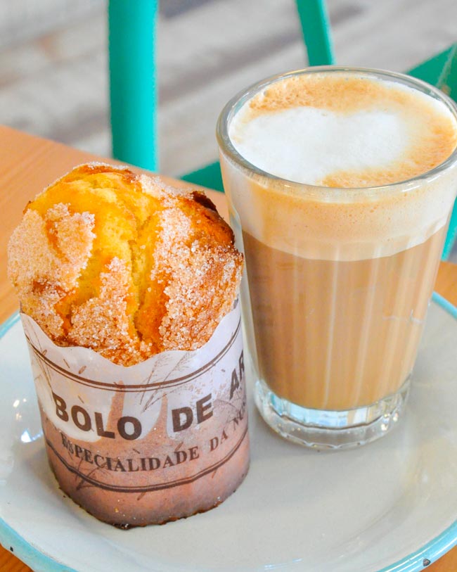 Bolo de arroz fofinho O bolo de arroz é um dos bolos mais populares de Portugal!