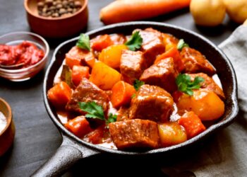 O rico sabor de uma carne de vaca guisada é inigualável.