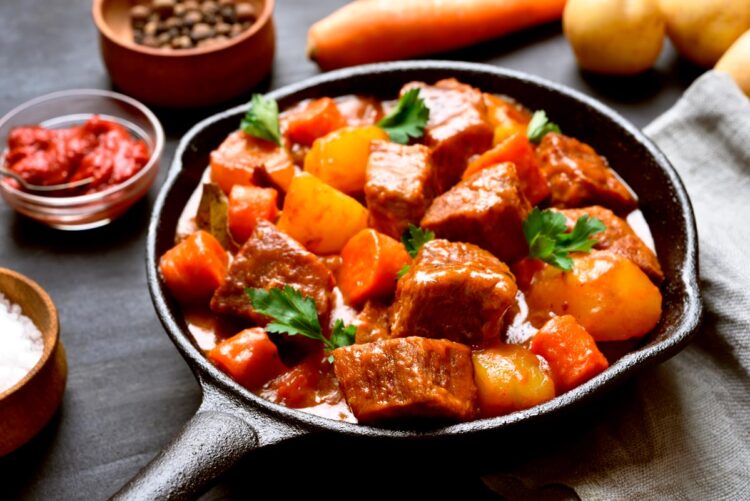 O rico sabor de uma carne de vaca guisada é inigualável.