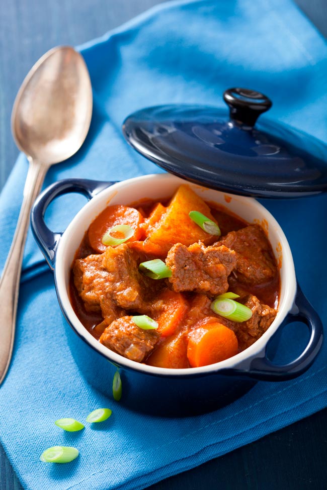 Carne de vaca guisada O rico sabor de uma carne de vaca guisada é inigualável.