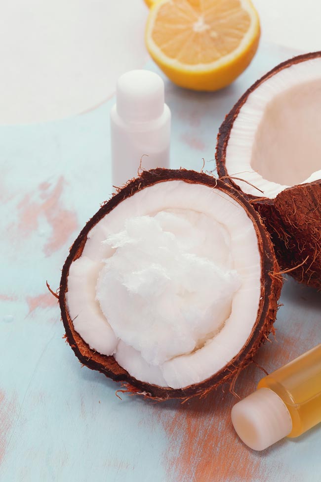 Combata os cabelos grisalhos com óleo de coco e limão Faça você mesmo! A solução caseira que combate os cabelos grisalhos.