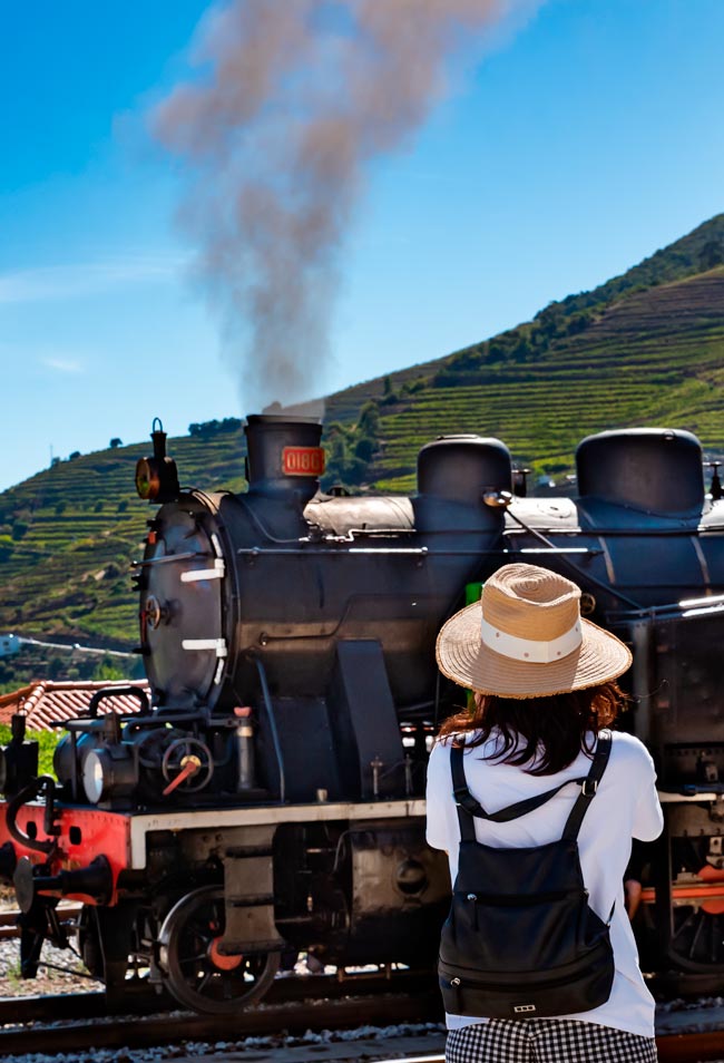 Comboio Histórico do Douro: uma viagem inesquecível Com uma paisagem arrebatadora, é uma das viagens de comboio mais bonitas do mundo!