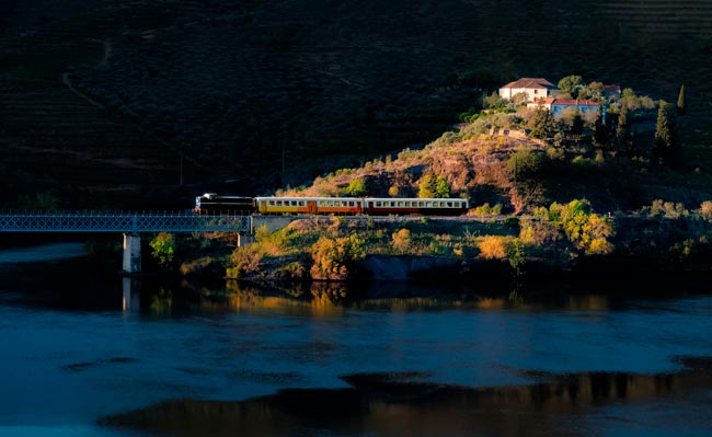 Comboio Histórico do Douro: uma viagem inesquecível Com uma paisagem arrebatadora, é uma das viagens de comboio mais bonitas do mundo!