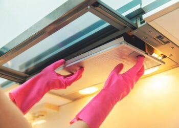 Saiba como limpar o filtro e exaustor de cozinha com métodos que funcionam!