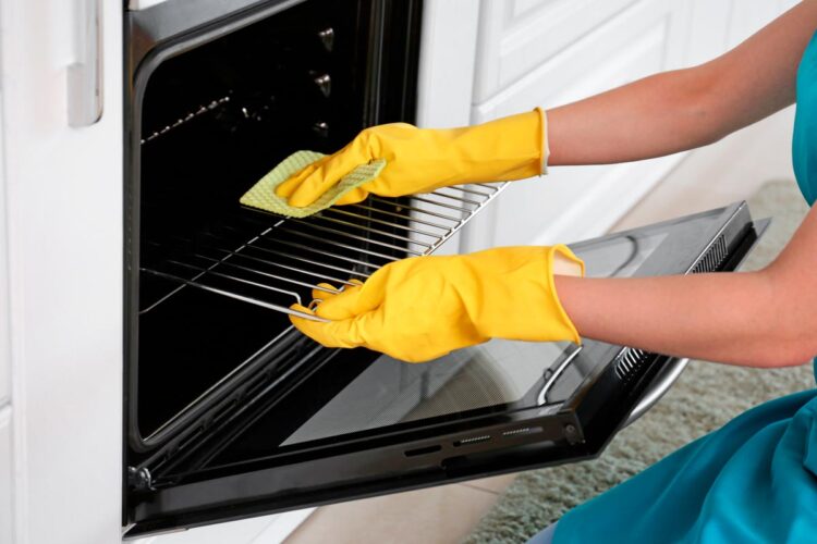 Limpe o seu forno de forma eficaz, sem esforço e deixe-o como novo!