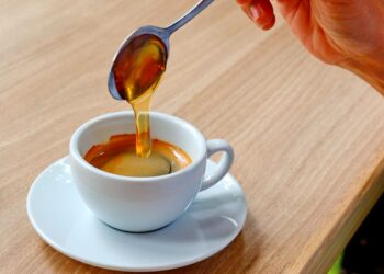 Existem várias formas de adoçar café, mas já experimentou com mel?