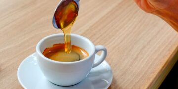 Existem várias formas de adoçar café, mas já experimentou com mel?