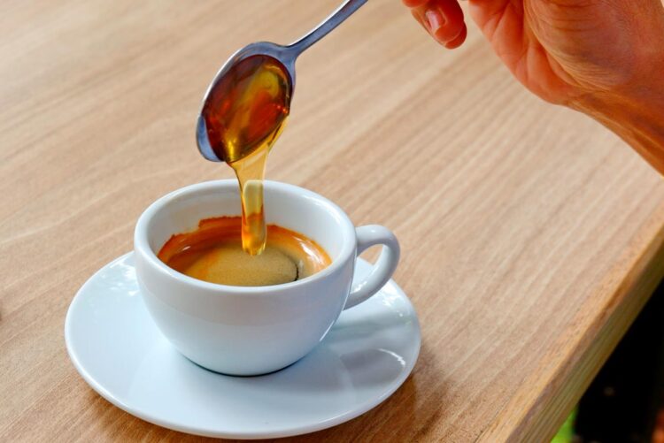 Existem várias formas de adoçar café, mas já experimentou com mel?
