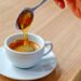 Existem várias formas de adoçar café, mas já experimentou com mel?