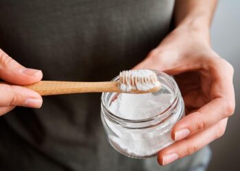 O bicarbonato de sódio é uma opção eficaz e segura no branqueamento dental?