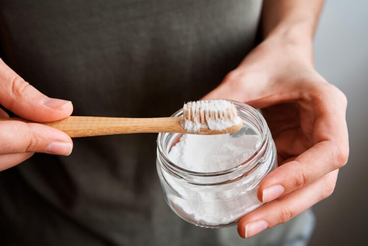 O bicarbonato de sódio é uma opção eficaz e segura no branqueamento dental?