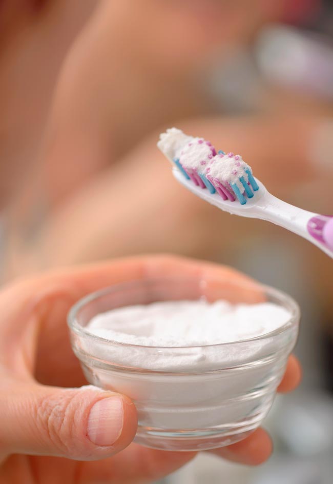É seguro escovar os dentes com bicarbonato de sódio? O bicarbonato de sódio é uma opção eficaz e segura no branqueamento dental?