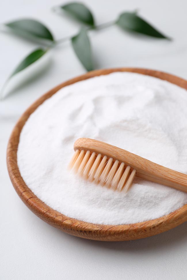 É seguro escovar os dentes com bicarbonato de sódio? O bicarbonato de sódio é uma opção eficaz e segura no branqueamento dental?