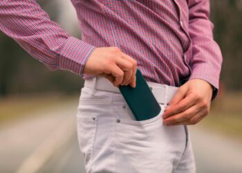 Saiba o que diz a ciência sobre qual poderá ser o impacto de colocar o telemóvel no bolso das calças.