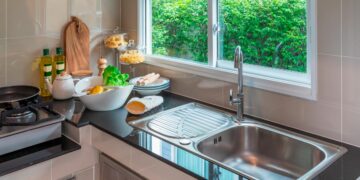 Existem várias coisas que nunca deve colocar na pia da cozinha de forma a evitar maus cheiros e entupimentos!