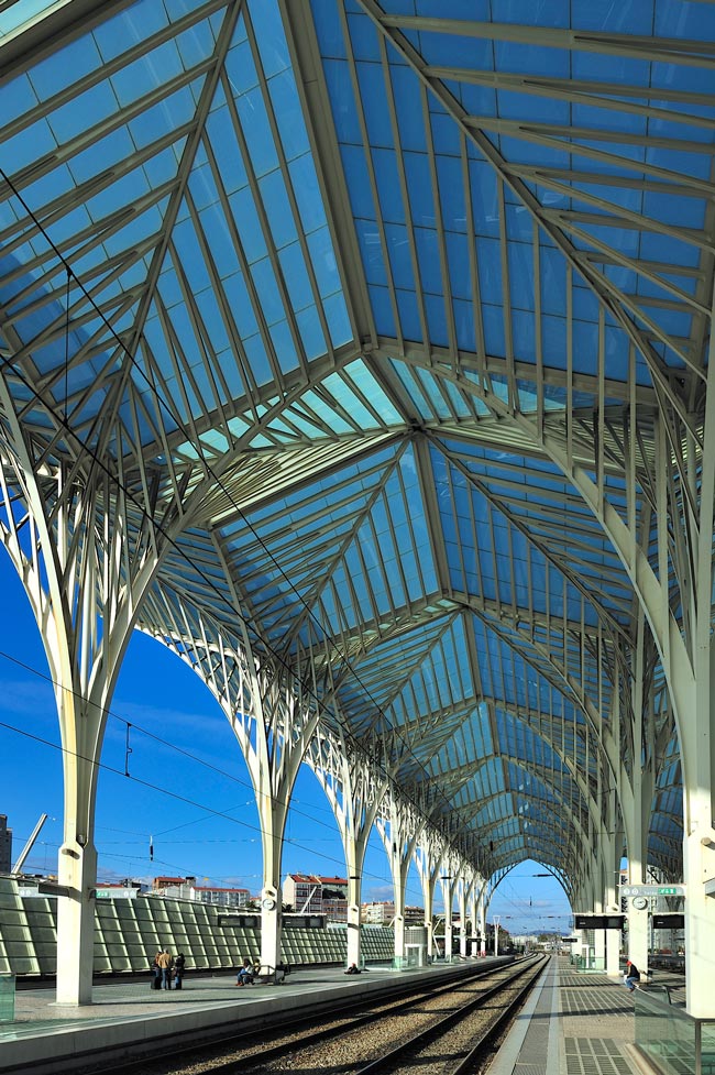 Gare do Oriente: uma impressionante obra arquitetónica em Lisboa A Gare do Oriente é um exemplar impressionante de uma arquitetura singular!