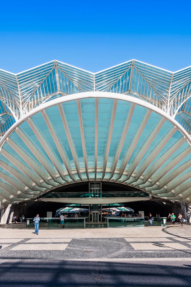 Gare do Oriente: uma impressionante obra arquitetónica em Lisboa A Gare do Oriente é um exemplar impressionante de uma arquitetura singular!
