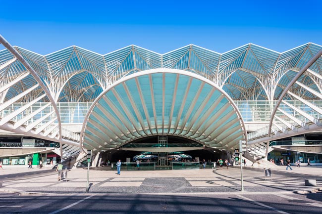 Gare do Oriente: uma impressionante obra arquitetónica em Lisboa A Gare do Oriente é um exemplar impressionante de uma arquitetura singular!