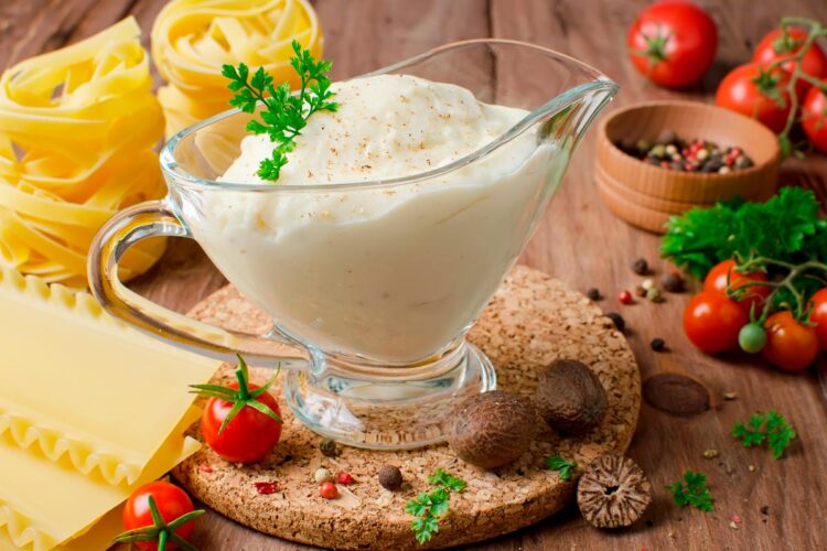 O clássico molho cremoso e versátil, base de muitos pratos deliciosos.
