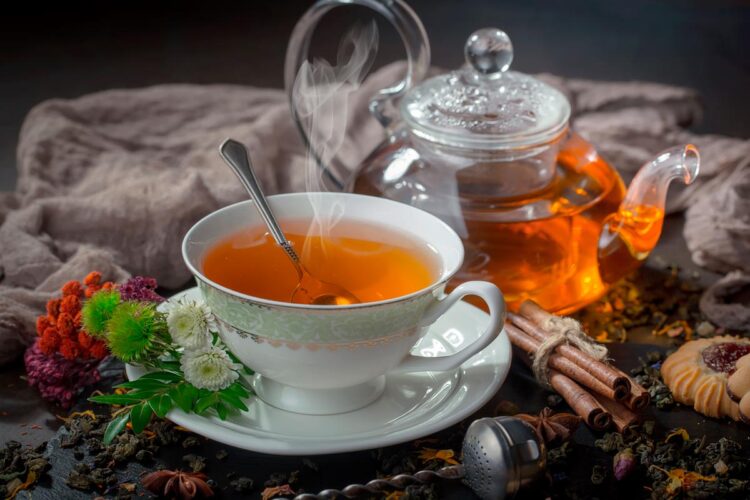 Alguns chás revelam-se uma excelente opção natural para baixar a pressão arterial.