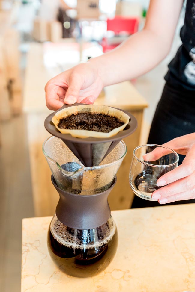 Os surpreendentes 15 usos da borra de café Comece a reciclar a borra de café e torne a sua vida mais prática e ecológica.