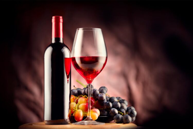 Posso beber vinho tinto com medicamentos? Descubra a resposta a esta e a outras questões relacionadas!