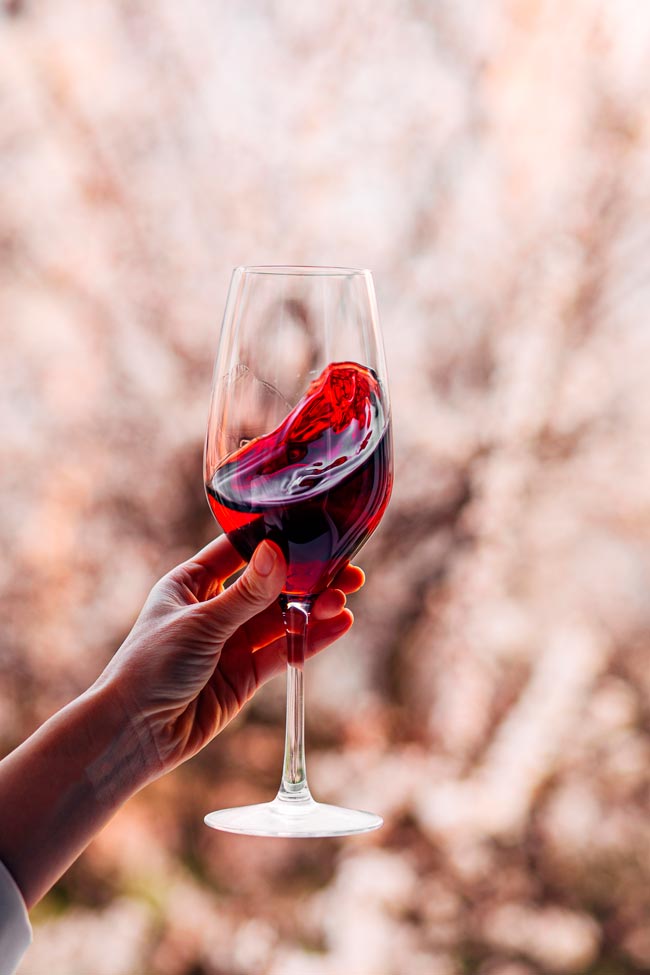 Posso beber vinho tinto com medicamentos? Descubra a resposta a esta e a outras questões relacionadas!