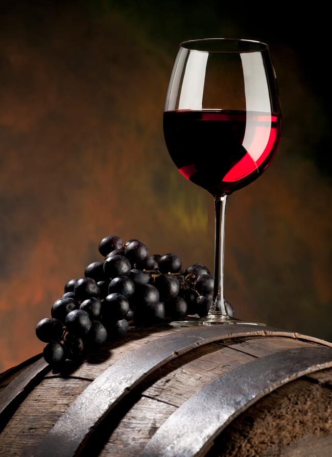 Posso beber vinho tinto com medicamentos? Descubra a resposta a esta e a outras questões relacionadas!