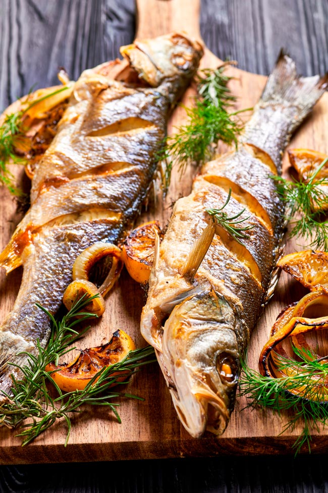 Robalo assado no forno Os amantes de peixe vão querer repetir uma e outra vez!
