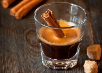 Existem bons motivos para substituir o açúcar por canela no seu café. Entenda o que acontece se beber café com canela.