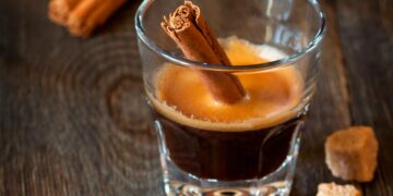 Existem bons motivos para substituir o açúcar por canela no seu café. Entenda o que acontece se beber café com canela.