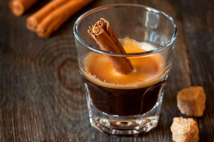 Existem bons motivos para substituir o açúcar por canela no seu café. Entenda o que acontece se beber café com canela.