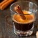 Existem bons motivos para substituir o açúcar por canela no seu café. Entenda o que acontece se beber café com canela.