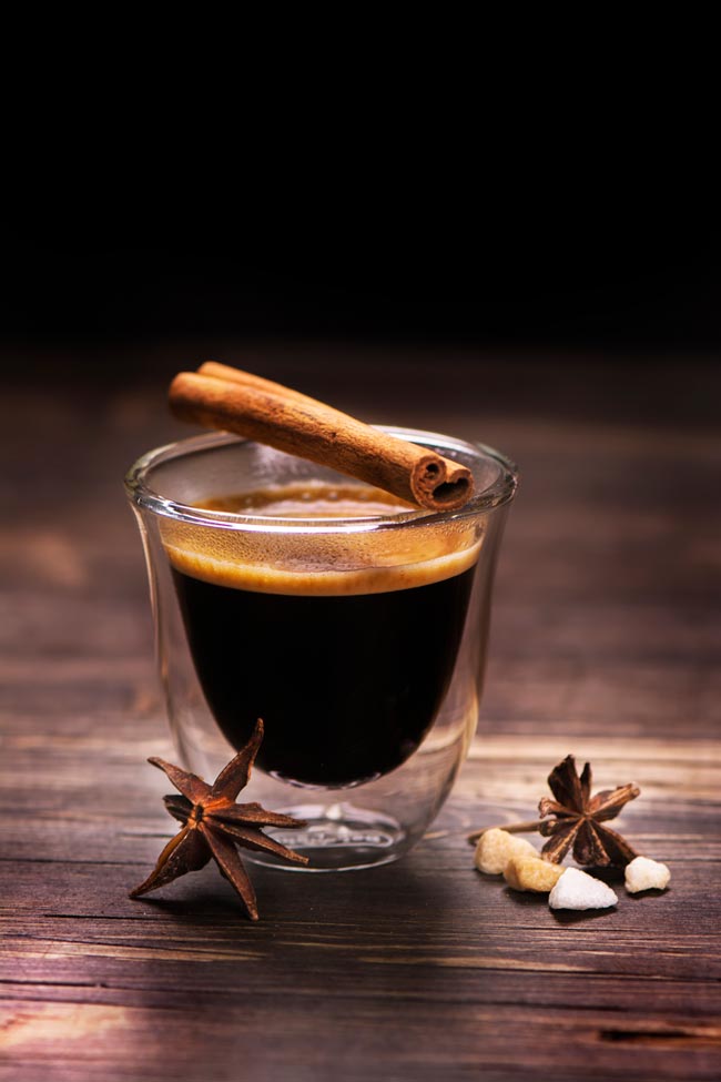 Saiba o que acontece se beber café com canela Existem bons motivos para substituir o açúcar por canela no seu café. Entenda o que acontece se beber café com canela.