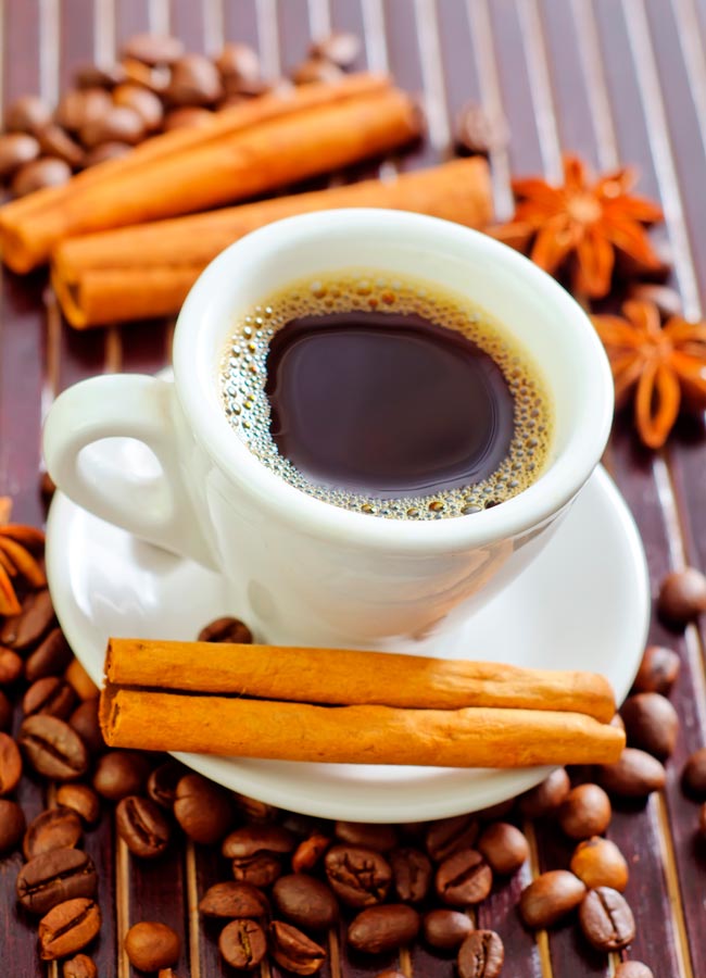 Saiba o que acontece se beber café com canela Existem bons motivos para substituir o açúcar por canela no seu café. Entenda o que acontece se beber café com canela.