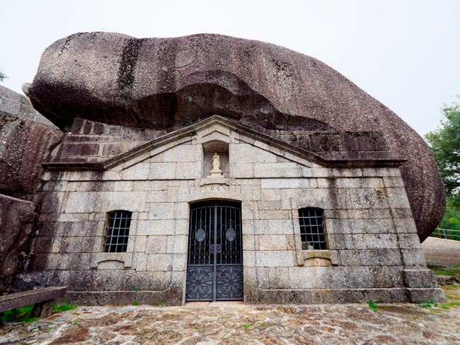 Santuário de Nossa Senhora da Lapa, uma construção estranha no Norte de Portugal Vieira do Minho esconde uma atração verdadeiramente fascinante.