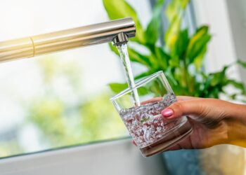 Beber água da torneira é mesmo seguro ou é melhor beber por garrafa?