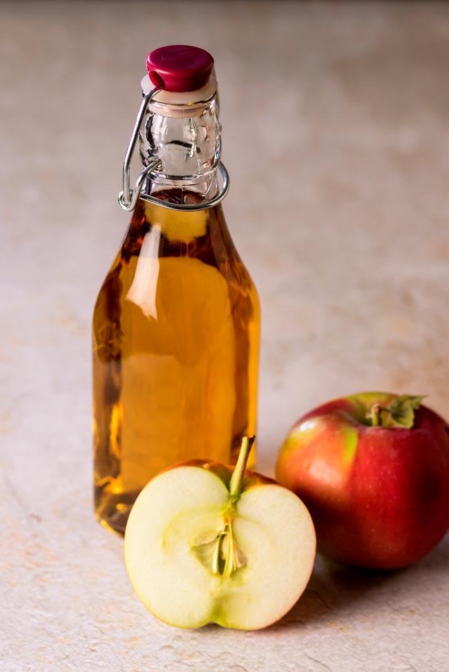 Vinagre de maçã faz maravilhas nos cabelos (com receita) Um produto natural que faz maravilhas e que não vai querer parar de usar!