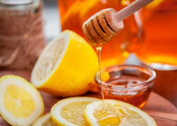 Doce e ácido: 7 boas razões para incorporar mel com limão na sua rotina