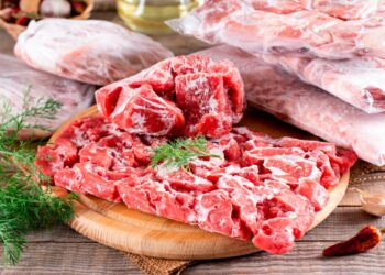 Descubra a forma certa e sem riscos de descongelar alimentos.