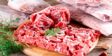 Descubra a forma certa e sem riscos de descongelar alimentos.