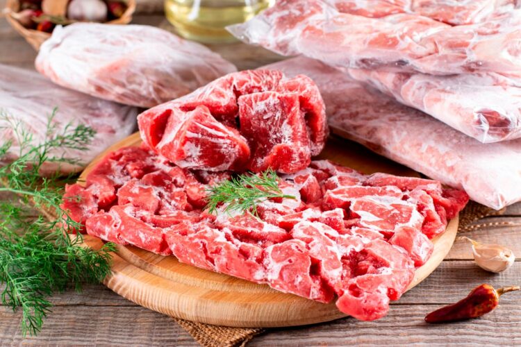 Descubra a forma certa e sem riscos de descongelar alimentos.