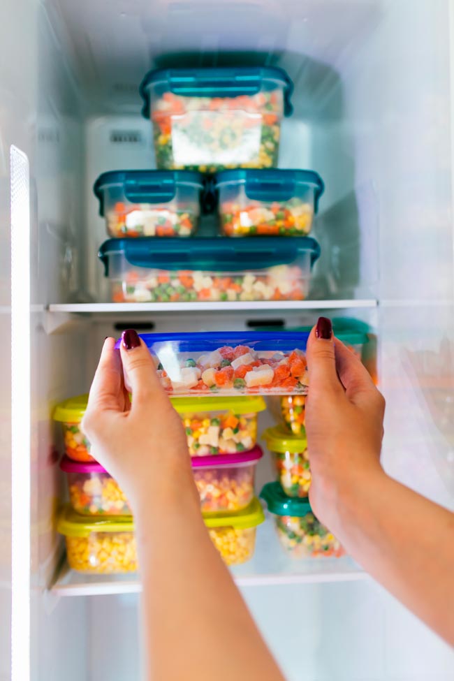 Alimentos congelados: aprenda a descongelar corretamente Descubra a forma certa e sem riscos de descongelar alimentos.
