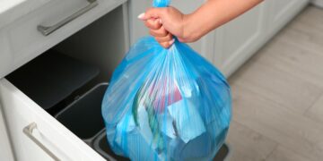 Desfrute de uma cozinha mais agradável e higienizada. Aprenda a eliminar o mau cheiro do caixote do lixo