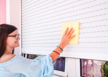 Descubra os truques dos profissionais para limpar cortinas e persianas de maneira eficiente.