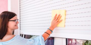 Descubra os truques dos profissionais para limpar cortinas e persianas de maneira eficiente.