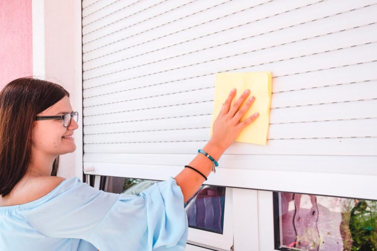 Descubra os truques dos profissionais para limpar cortinas e persianas de maneira eficiente.